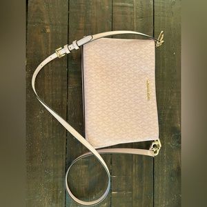 Very gently used Michael Kors purse